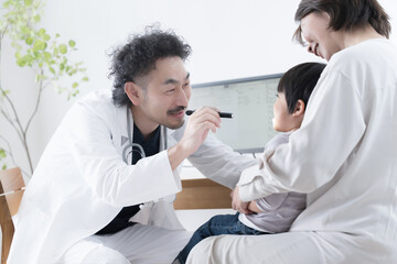 Child being examined by a male pediatrician Opening mouth - obrazy, fototapety, plakaty