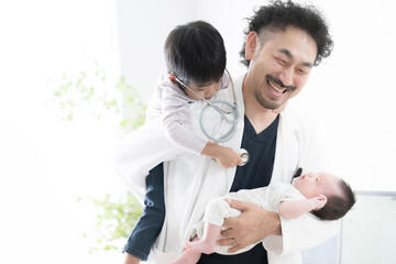 子ども大好きな小児科医や働くお父さん コピースペースあり