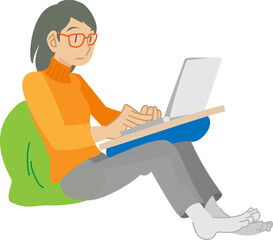 リビングでレポートをノートPCに入力する女性