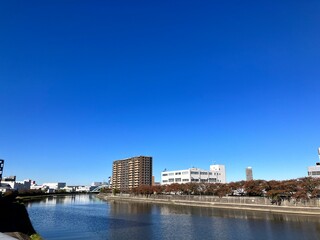 Fototapeta premium 新河岸川に映るマンション群、東京の住宅街