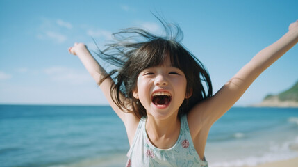 浜辺で笑って遊んでいる女の子 - obrazy, fototapety, plakaty