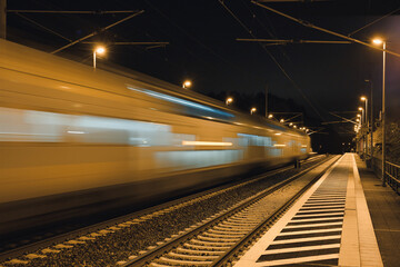 Fototapeta na wymiar Bahn - Bahnhof - Nacht - Zug - Bahnsteig - Laternen - Train Station - Night - Railway - Empty - Lantern