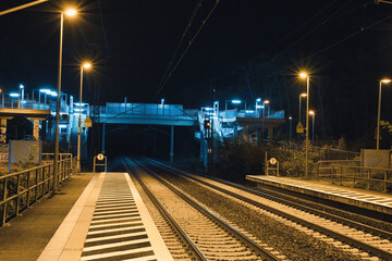 Bahn - Bahnhof - Nacht - Zug - Bahnsteig - Laternen - Train Station - Night -  Railway - Empty -...