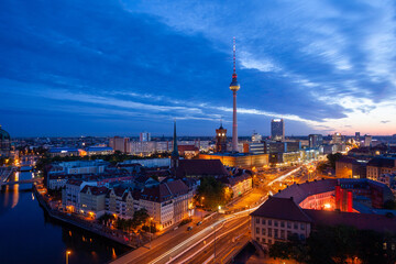 Berlin skyline - 680407144