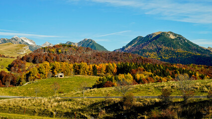 Fototapeta premium Altopiano di Lessinia. Panorama autunnale sui pascoli e le malghe. Provincia di Verona.Veneto, Italia