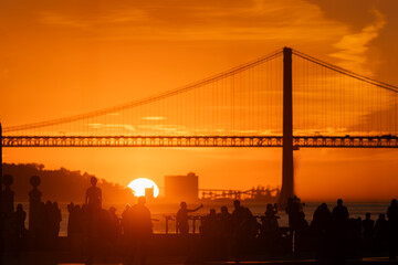 Obraz premium A Serene Sunset at the Majestic Ocean Bridge