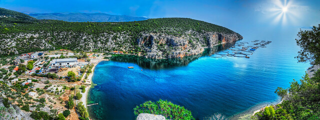Aquakultur vor der Küste in einer Bucht  im Osten von Peloponnes
