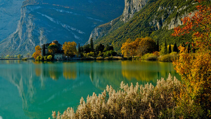 Il castello e il Lago di Toblino. Panorama autunnale. Provincia di Trento. Trentino Alto Adige, Italia - obrazy, fototapety, plakaty