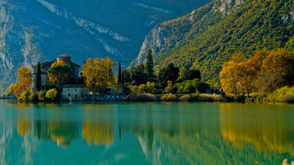 Il castello e il Lago di Toblino. Panorama autunnale. Provincia di Trento. Trentino Alto Adige,...