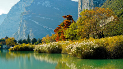 Il castello e il Lago di Toblino. Panorama autunnale. Provincia di Trento. Trentino Alto Adige, Italia