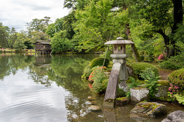 初夏の金沢旅行・新緑に包まれた兼六園のシンボルの徽軫灯籠
