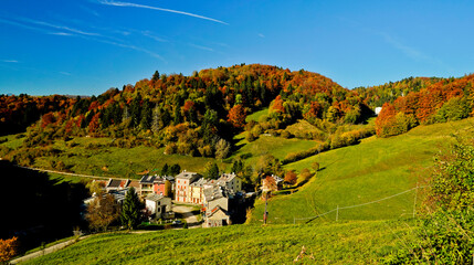 Foliage d'autunno nelle vallate di Camposilvano ai piedi dell'altopiano di Lessinia. Verona, Veneto