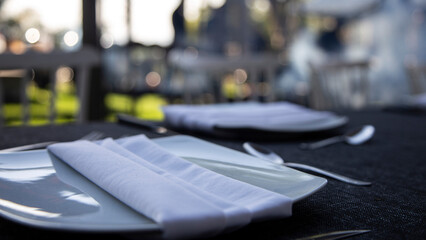 white napkins on plate on the table - obrazy, fototapety, plakaty