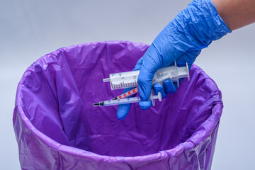 Wyrzucać do kosza na śmieci odpady medyczne, zużyte strzykawki