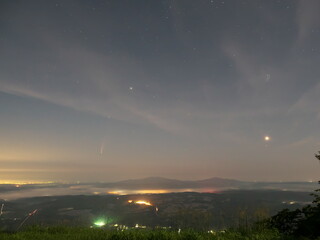 田舎の山から見るNEOWISE彗星