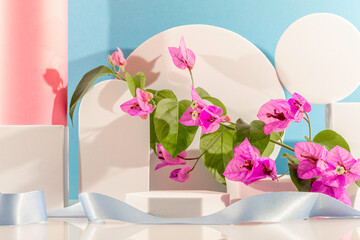 Arrière plan rose et bleu avec présentoir pour des produits avec un rendu 3 D. Plate-forme vide avec podium pour cosmétique, bijoux, maquette ou autres objets.	