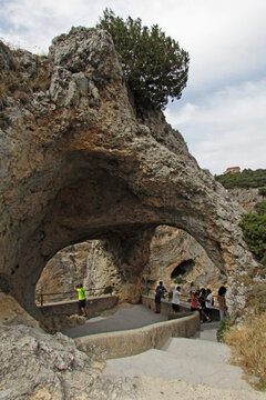 Tourists visiting the Ventano del Diablo        
