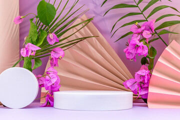 Arrière plan violet et orange avec présentoir pour des produits avec un rendu 3 D. Plate-forme...