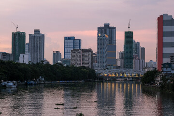Fototapeta premium パシッグ川から見るマニラの日没の都市景観