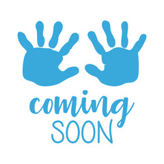 Anuncio de llegada de bebé niño. Palmas de niño. Letras mensaje Coming soon en texto manuscrito con silueta de huella de manos color azul para su uso en invitaciones y tarjetas
