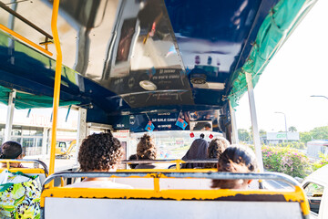 フィジーの窓のないバス