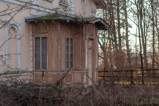 Whispers of Grandeur: Exploring the Abandoned Beauty of Seroczyn Palace – A Cinematic Journey Through Time and Forgotten Splendor