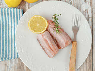 morceaux de saumonette crues dans une assiette	