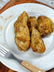 cuisse de poulet rôti , en gros plan, dans une assiette	