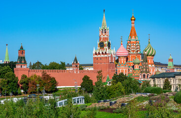 Obraz premium Cathedral of Vasily the Blessed (Saint Basil's Cathedral) and Spasskaya Tower on Red Square, Moscow, Russia