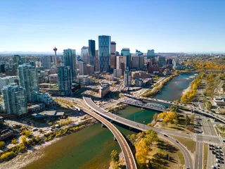 Photo sur Plexiglas Tower Bridge Downtown Calgary skyline and Bow River in autumn season. Aerial view of City of Calgary, Alberta, Canada.