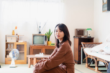 レトロな雰囲気の部屋に住む若い女性