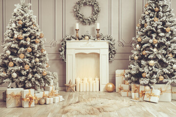 Schöne Szene Weihnachten mit Weihnachtsbäumen und Schnee, Geschenke, Kamin und Dekoration in weiß und gold, Hintergrund