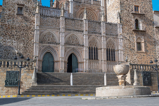Antigua pila bautismal convertida hoy en día en fuente enfrente del real monasterio de Guadalupe, siglo XIV, España