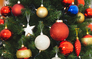 Naklejka premium christmas tree decorations with red, gold, blue and white balls