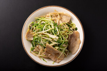 豚肉ともやしの豆苗炒め
