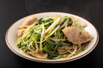 豚肉ともやしの豆苗炒め