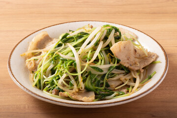 豚肉ともやしの豆苗炒め