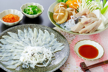 美味しそうなフグの刺身とふぐ鍋の食材