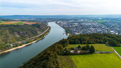 Luftbild des Rhein bei Andernach Richtung Süden - obrazy, fototapety, plakaty