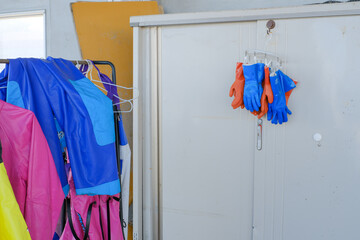 洗濯物干しに吊るされたカラフルなゴム手袋
