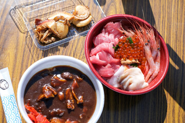 海鮮丼とホッキカレーとホッキのバター焼き
