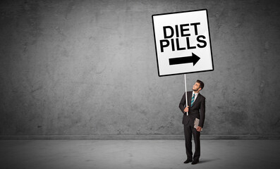 Obraz premium business person holding a traffic sign