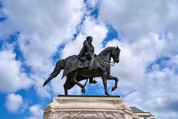 Obraz premium Gyula Andrassy Statue against a bright blue cloudy sky, by the parliament building in Budapest, Hungary