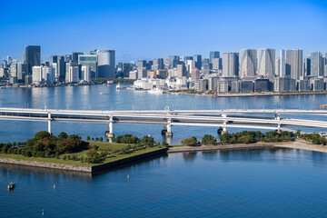 Fototapeta na wymiar View of Tokyo Skyline and Tokyo Bay with Rainbow Bridge on a clear blue sky day