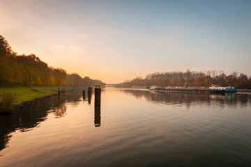 Friedliche Abenstimmung im Herbst am Wesel-Datteln-Kanal in der Nähe der Schleuse Dorsten mit...