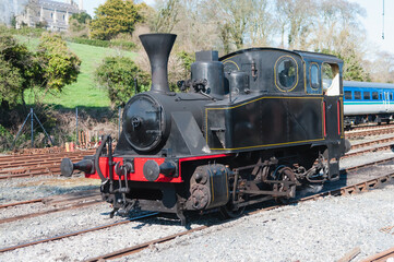Obraz premium Old black steam train on a track.
