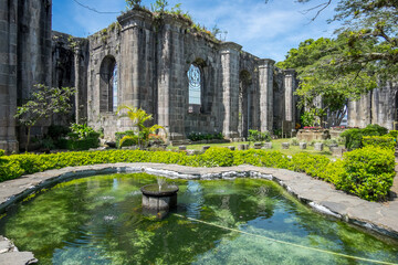 Estanque y jardines en el interior de las ruinas de una antigua iglesia románica en la ciudad de...