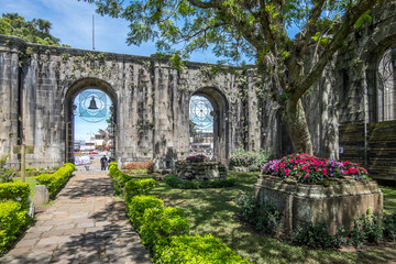 jardines en el interior de las ruinas de una antigua iglesia románica en la ciudad de Cartago,...