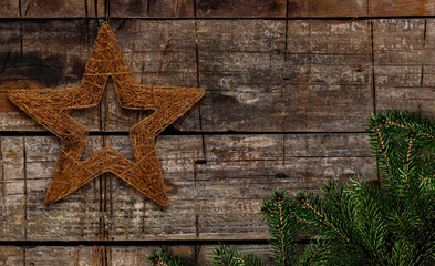 Rustikaler Weihnachtshintergrund aus Holz mit Tannenzweigen