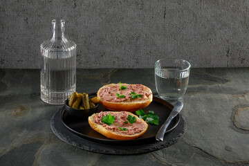 Brötchen belegt mit Leberwurst im Studio fotografiert